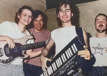 A imagem mostra um grupo de quatro homens posando com instrumentos musicais, incluindo um teclado estilo keytar e uma guitarra. Um dos membros veste uma camiseta com o logotipo "FEX", sugerindo que eles possam ser da banda FEX, a responsável pela canção "Subways of Your Mind", recentemente identificada como a "música mais misteriosa da internet".