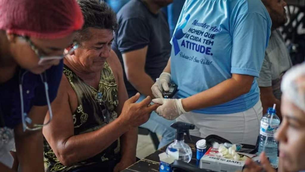 Homem realizando exames na campanha do Novembro Azul.