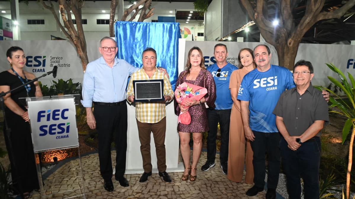 Presidente da FIEC, Ricardo Cavalcante, entregando placa ao homenageado na inauguração do Complexo Esportivo no Cariri.