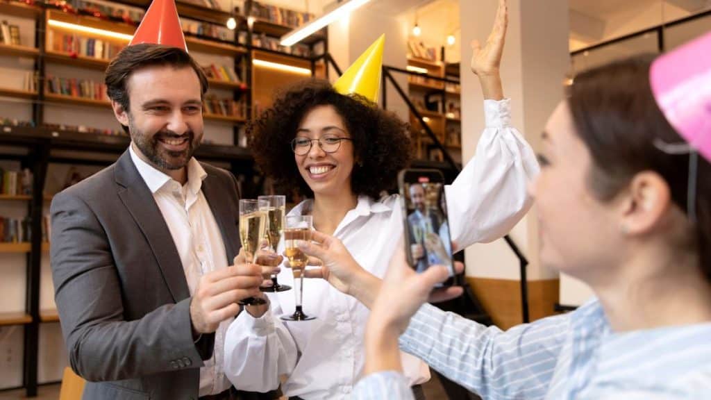 Pessoas confraternizando na festa da firma.