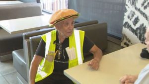 Funcionário do McDonald’s aos 82 anos