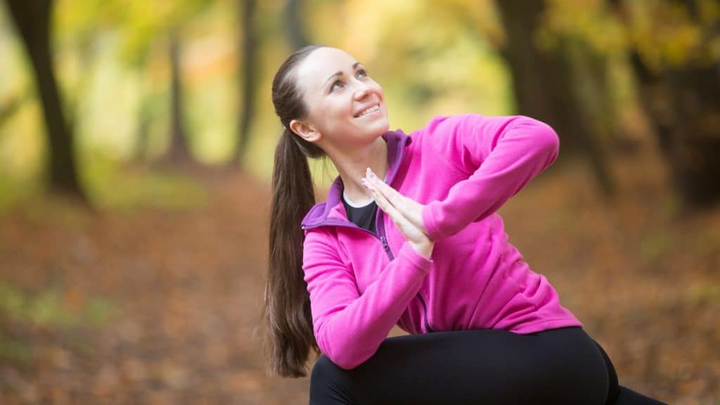 Mulher fazendo alongamento para melhorar a flexibilidade do corpo.