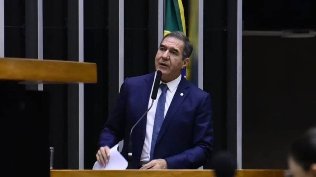 Deputado Luiz Gastão falando sobre a Praia do Futuro.