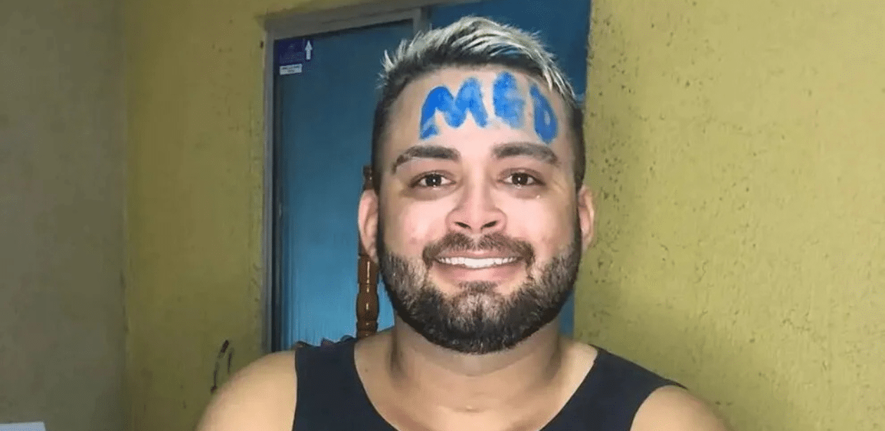 Motouber aprovado em medicina na Uece comemora conquista com a palavra MED escrita na testa