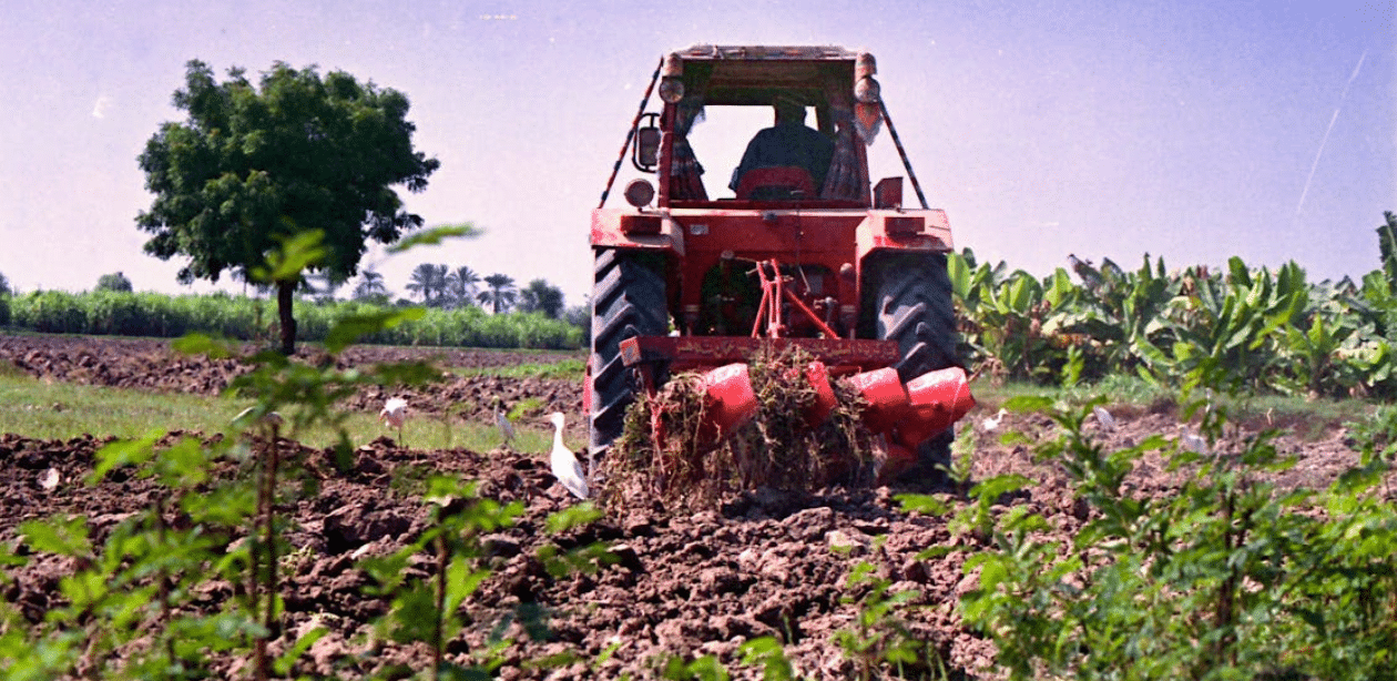 Trator em atividade em lavoura onde trabalhador rural sofreu acidente grave no Paraná