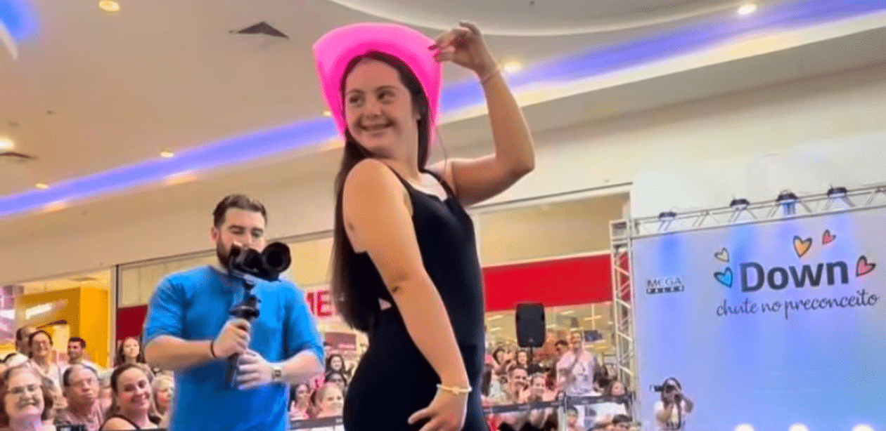 Jovem com Síndrome de Down participa de desfile inclusivo em shopping de Gravataí durante campanha contra o preconceito