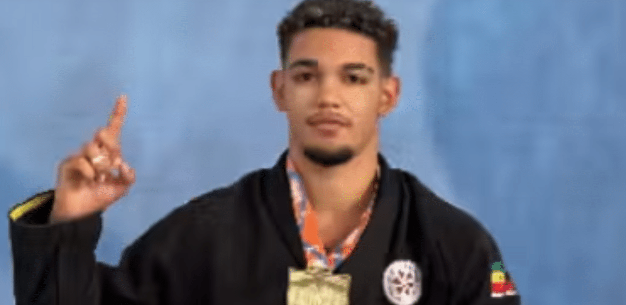 Joab Ferreira com medalha de ouro no pescoço após vitória no jiu-jitsu, representando superação e destaque no esporte.