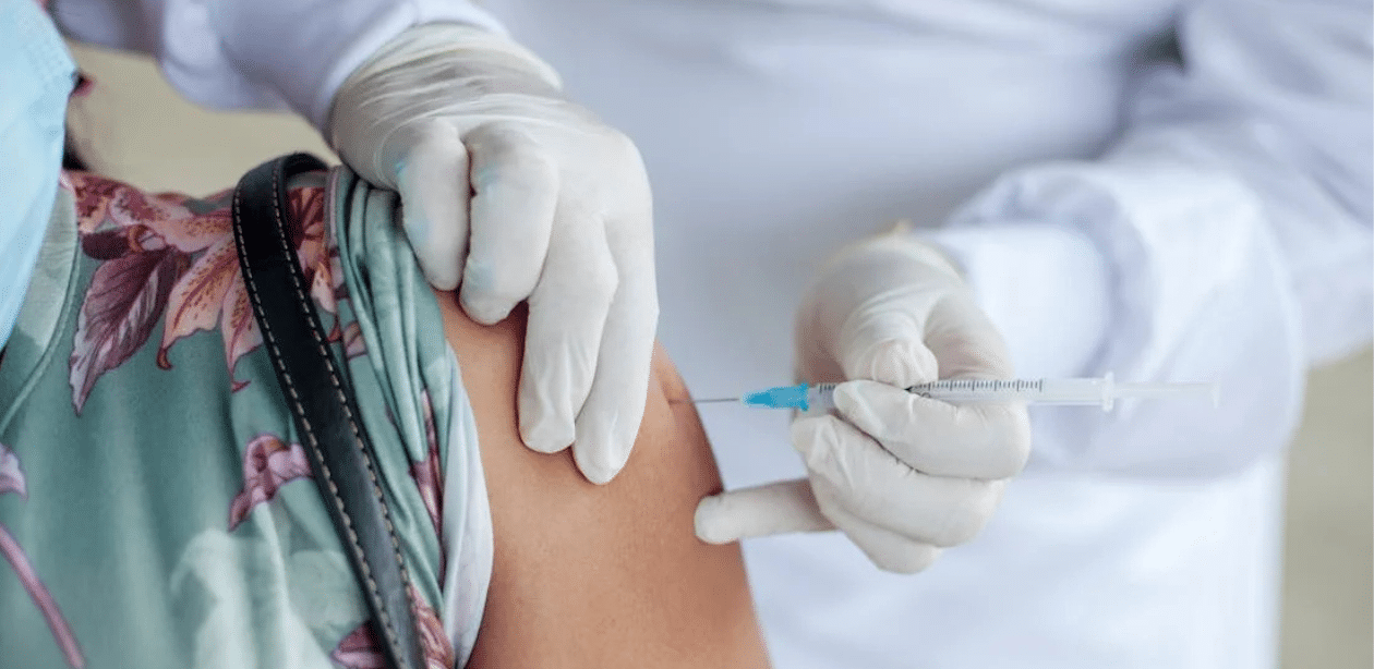 Profissional de saúde aplica vacina durante campanha de vacinação contra a gripe no Brasil