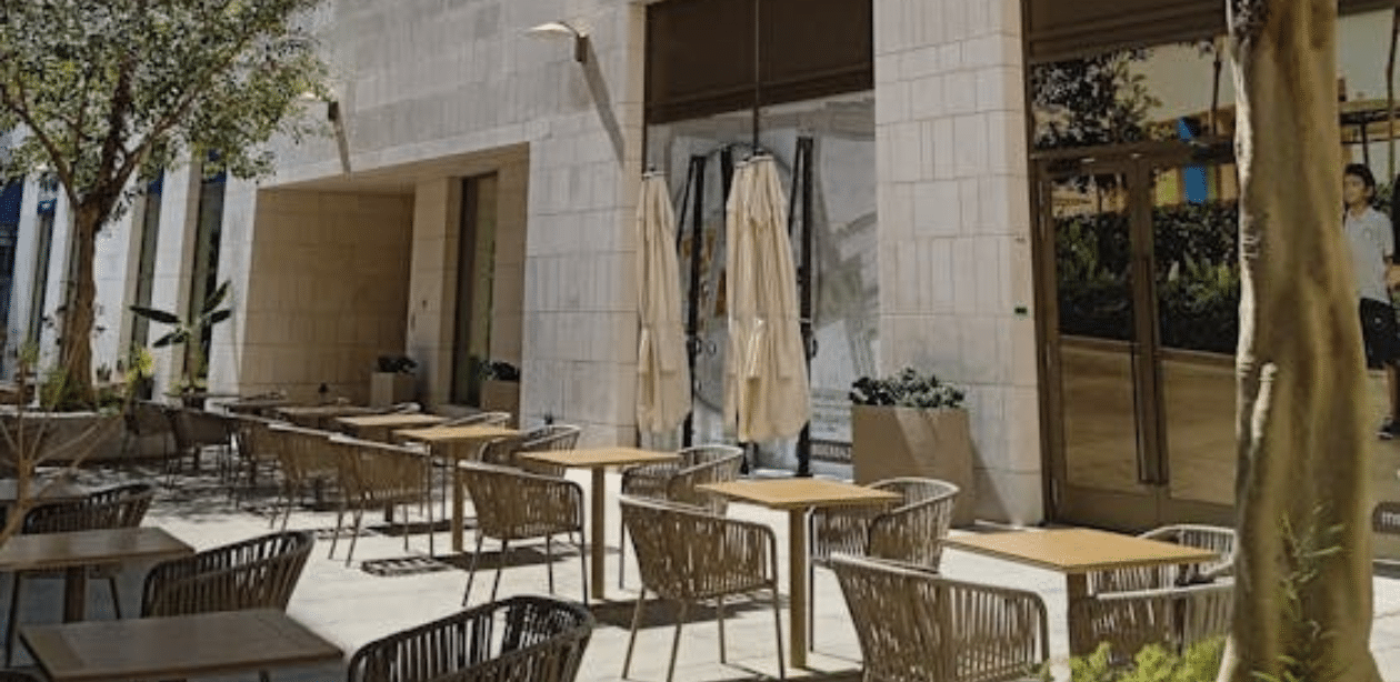 Mesas ao ar livre em área urbana, representando espaços afetados por nova lei que restringe consumo de álcool em Conselheiro Pena