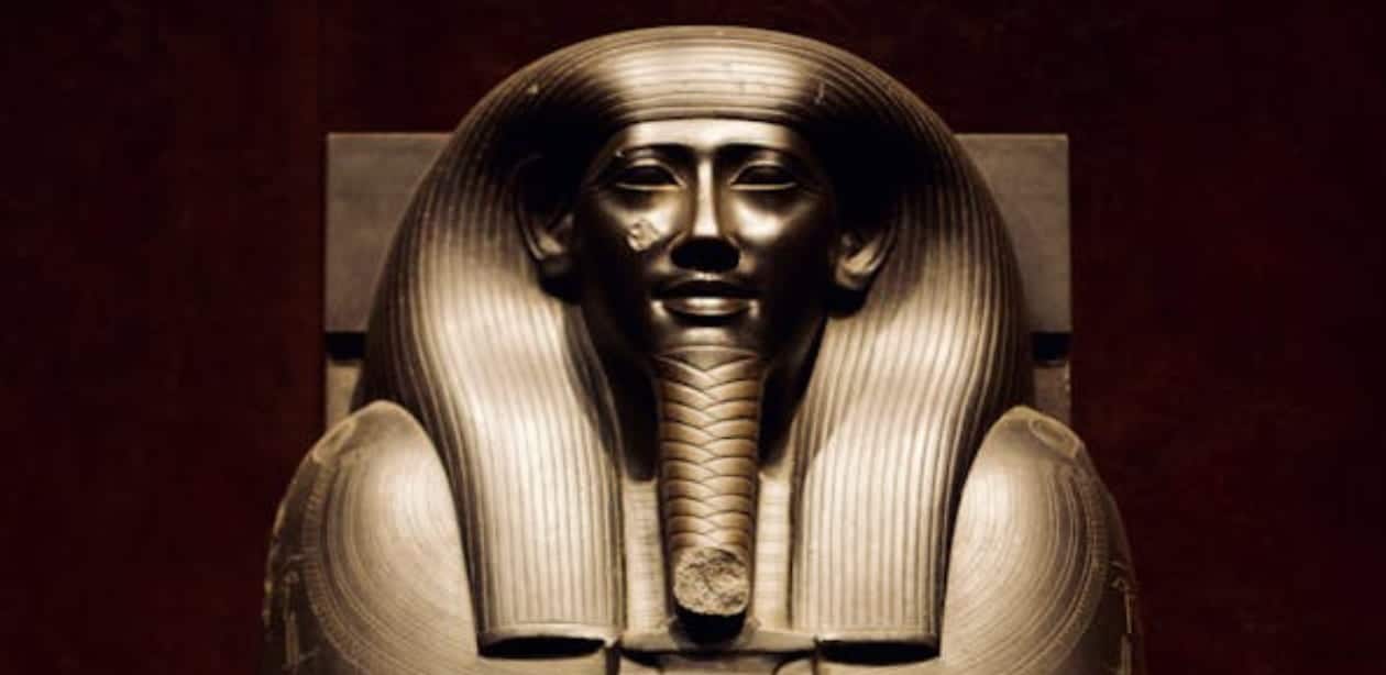 Sarcófago representando o faraó egípcio Tutmés II, ligado à tumba recentemente descoberto no sul do Egito.