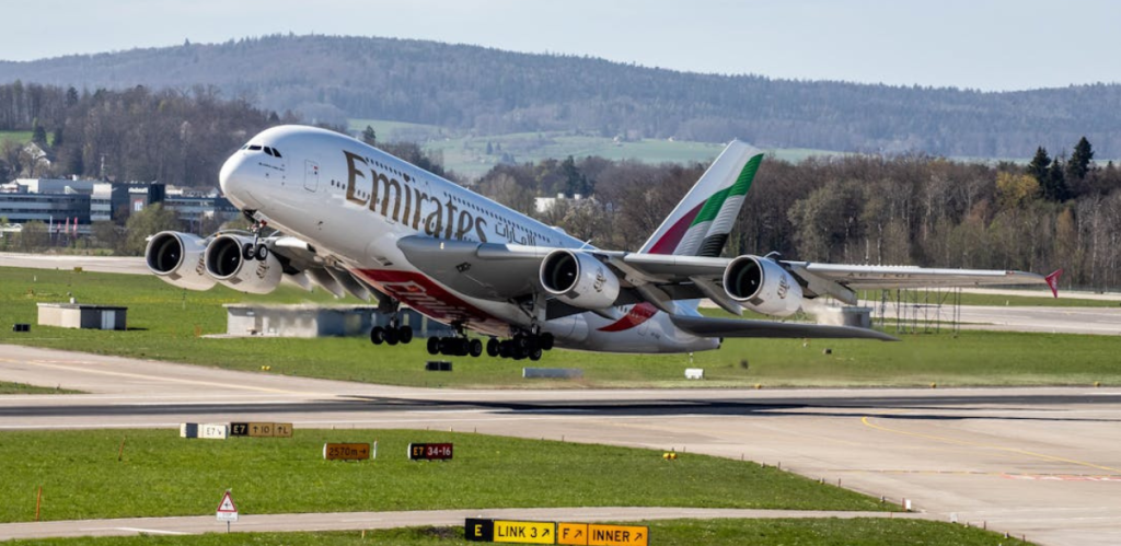 "Avião Airbus A380 da Emirates decolando de uma pista de pista em um aeroporto