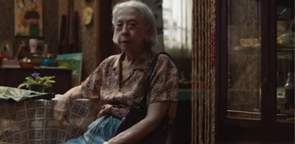 Fernanda Montenegro em cena do filme 'Vitória', interpretando uma aposentada que desmascarou uma quadrilha criminosa