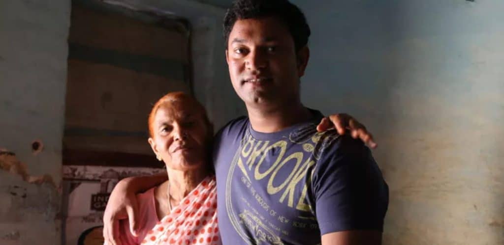 Homem reencontra sua mãe biológica após anos separados, trazendo esperança e emoção em um momento de reencontro emocionante