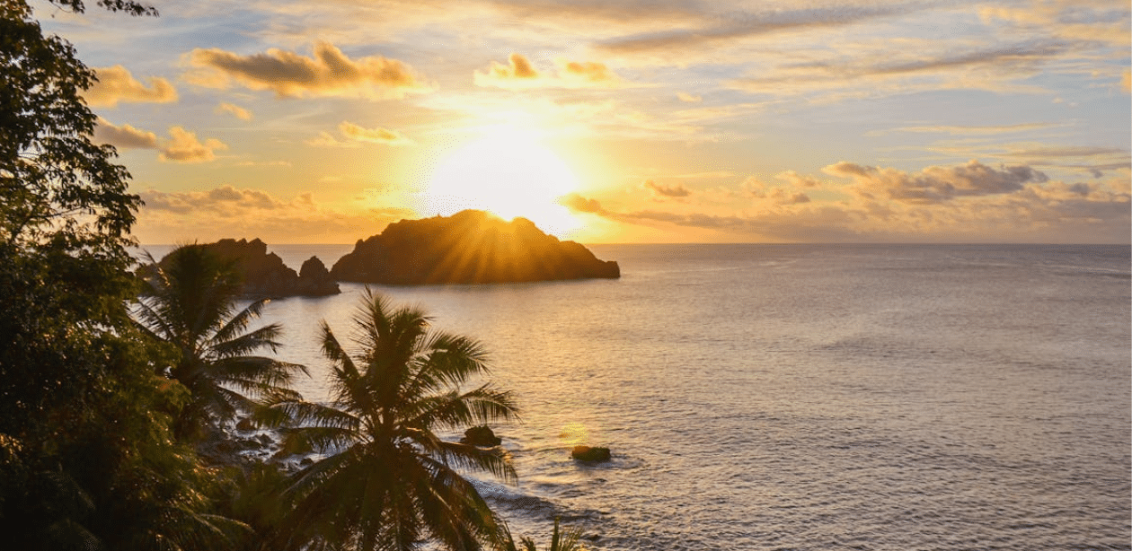 Pôr do sol em Fernando de Noronha, Brasil, destino indicado no prêmio de turismo Travel Awards 2025.