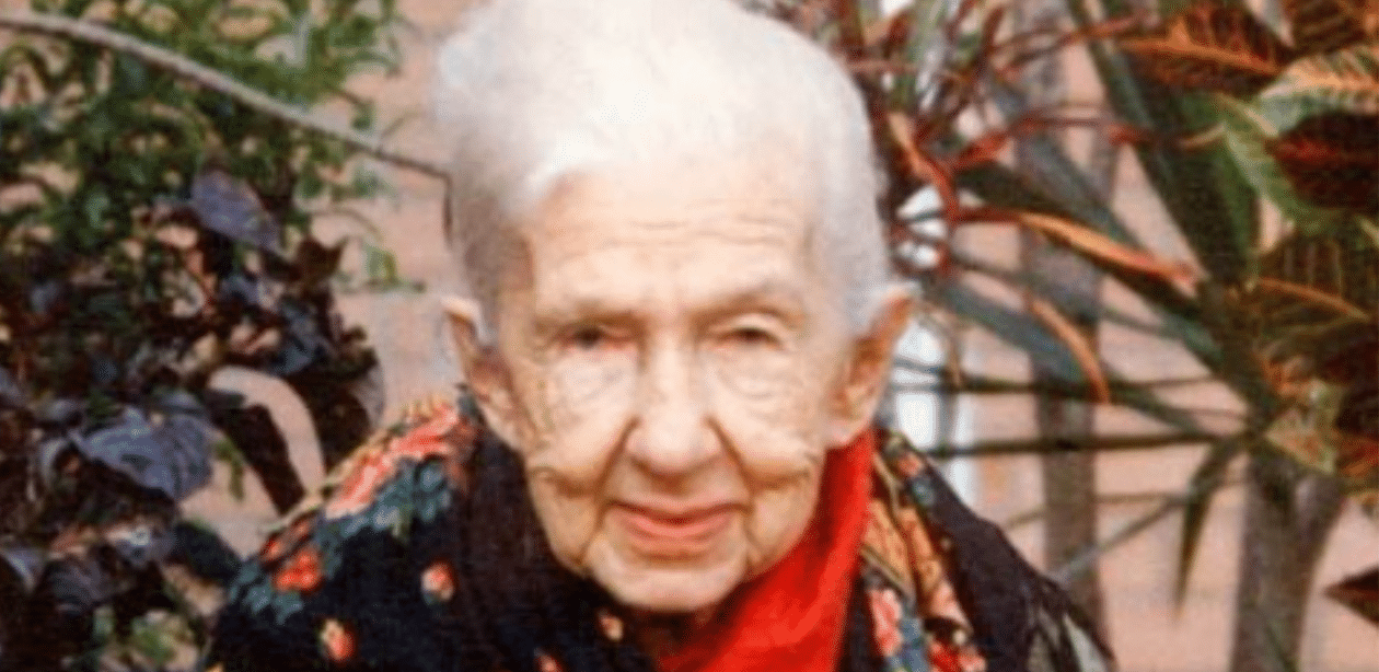 Cora Coralina em retrato na velhice, símbolo da literatura brasileira e da valorização da cultura interiorana