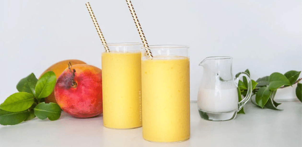 Vitamina de manga com leite servida em copos, bebida nutritiva para consumo à noite com moderação