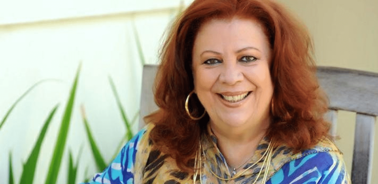 Beth Carvalho sorrindo, homenageada pelo Sambabook com álbum e shows que celebram seu legado no samba brasileiro.