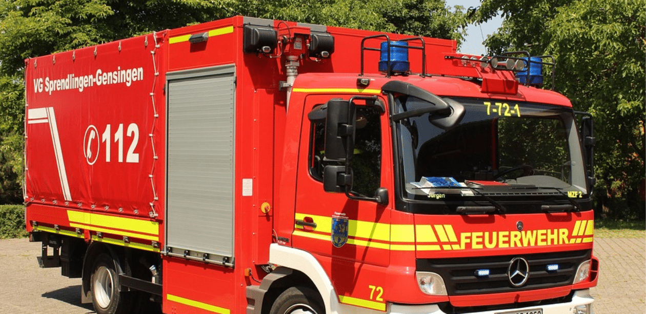 Caminhão do Corpo de Bombeiros utilizado em resgates de emergência, estacionado em área urbana durante atendimento a ocorrências.