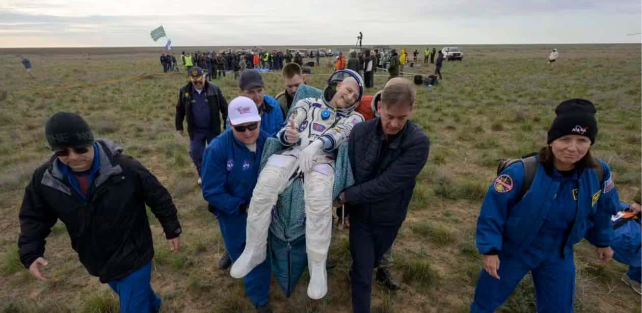 Astronauta mais velho retorna à Terra e é carregado após pouso no Cazaquistão