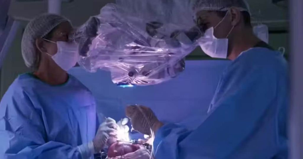 Cirurgia fetal corrige malformação na medula do bebê Nathan durante procedimento realizado por equipe médica especializada
