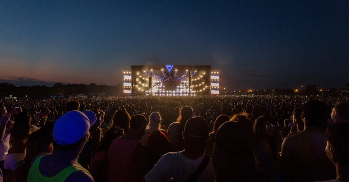 Multidão assiste a show em evento cultural ao ar livre no Brasil em 2025