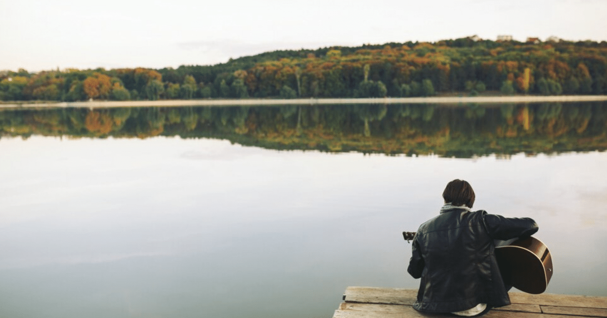 Destinos de paz e tranquilidade com paisagem serena à beira d’água