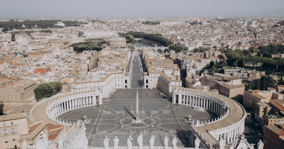 Vista aérea do Vaticano, menor país do mundo, símbolo de fé, cultura e história milenar