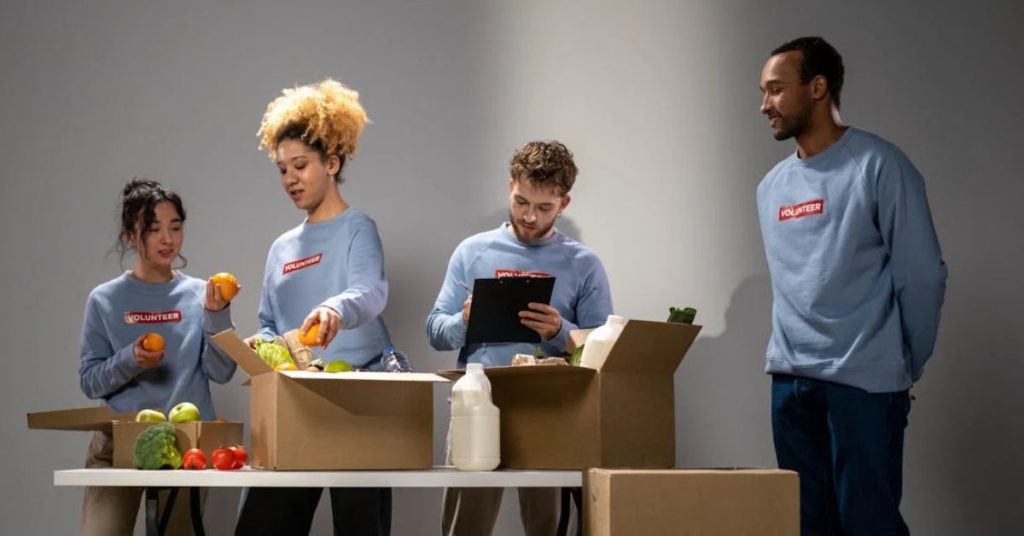 Voluntariado e bem-estar em ação com grupo organizando doações