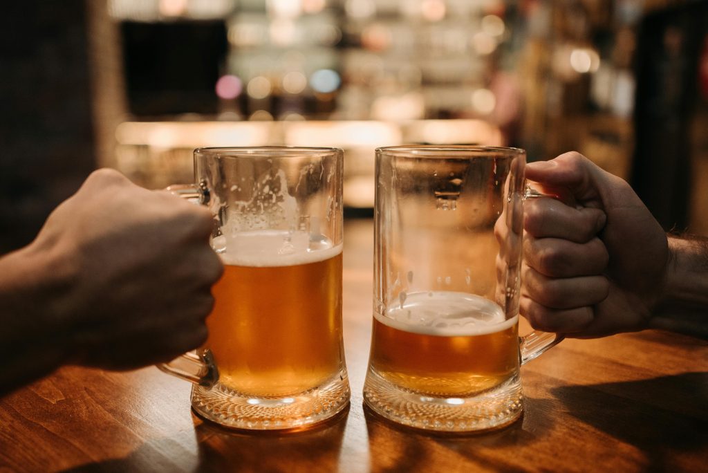 Dupla de canecas de cerveja com espuma, representando a tradição e inovação das cervejas brasileiras premiadas.