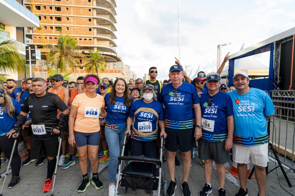 Presidente da FIEC, Ricardo Cavalcante, participa da Corrida Nacional do SESI em Fortaleza, acompanhado por atletas e apoiadores do evento.