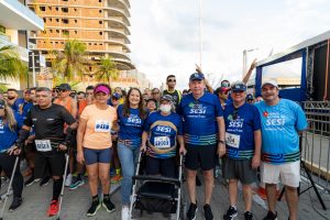 Presidente da FIEC, Ricardo Cavalcante, participa da Corrida Nacional do SESI em Fortaleza, acompanhado por atletas e apoiadores do evento.