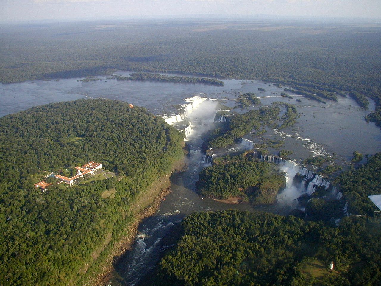 Vista panorâmica do Parque Nacional do Iguaçu, registrada por Cláudio Elias, mostrando a demanda crescente por turismo de luxo.