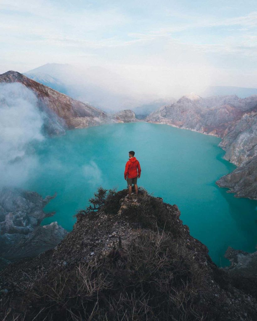Turista contempla paisagem natural, mostrando como o ecoturismo preserva o planeta