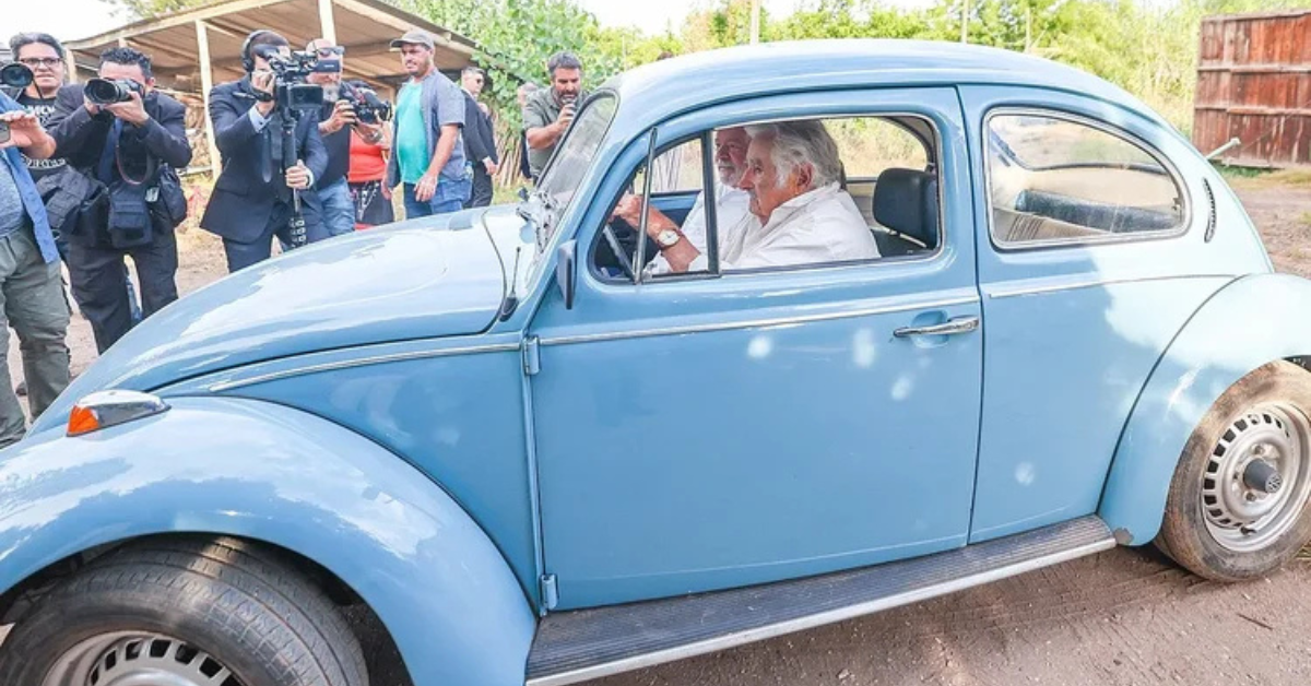 Fusquinha azul de Mujica com Lula durante passeio em Montevidéu