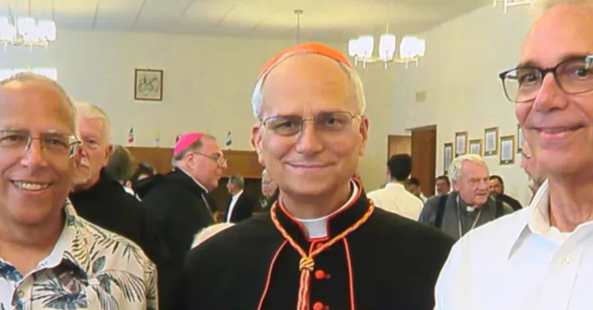 Leão XIV sorri ao lado dos irmãos após anúncio de sua eleição como papa