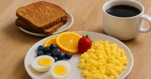 Café da manhã saudável com alimentos associados aos PFAS e estratégias para reduzir toxinas na alimentação diária