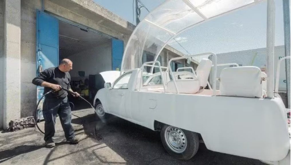 Papamóvel de Francisco sendo preparado para missão humanitária em Gaza