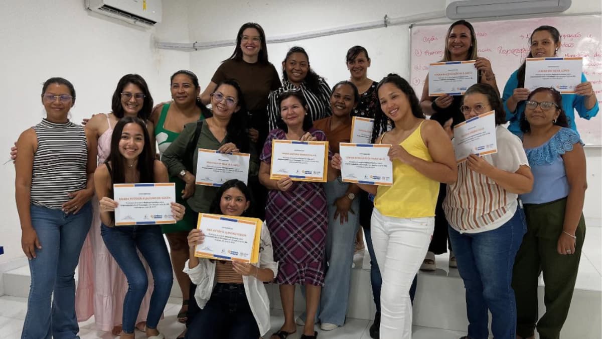 Participantes do Projeto Potência Feminina do Instituto Myra Eliane exibem certificados de conclusão em Caucaia.