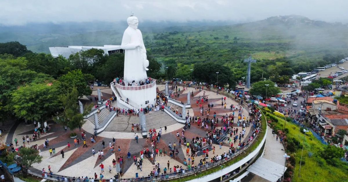 Fiéis visitam estátua de Padre Cícero na região do Cariri