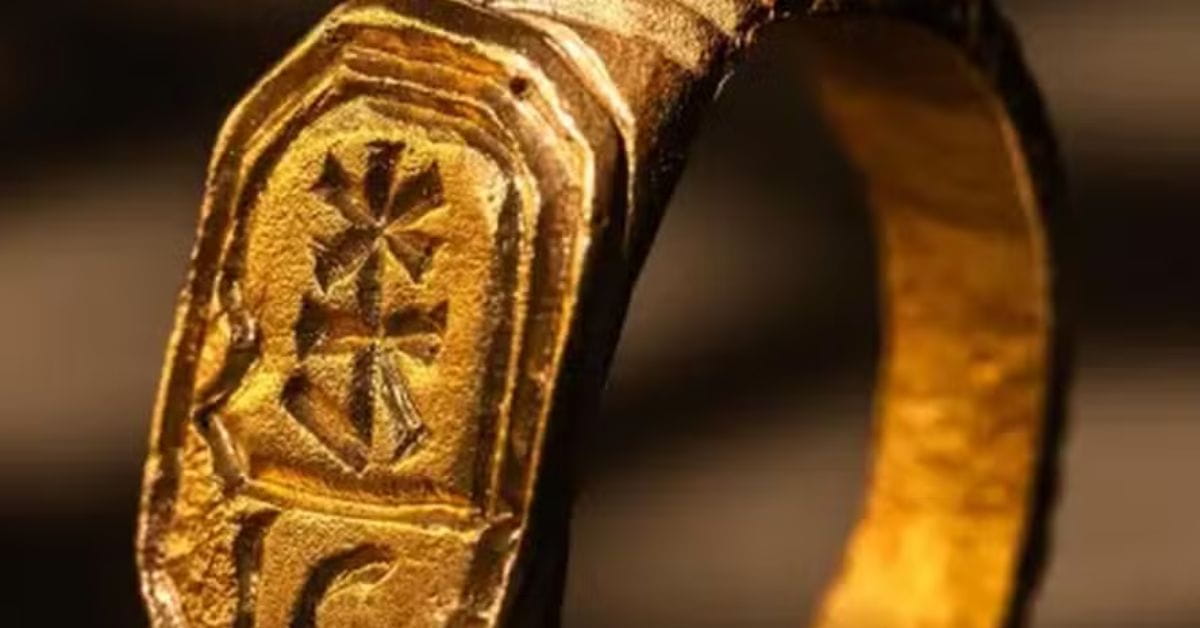 Anel medieval dourado com símbolo gravado descoberto no castelo de Wawel