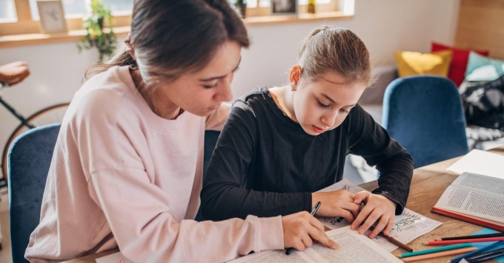 Menina estudando em aula particular personalizada com atenção individualizada