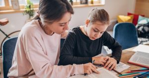 Menina estudando em aula particular personalizada com atenção individualizada