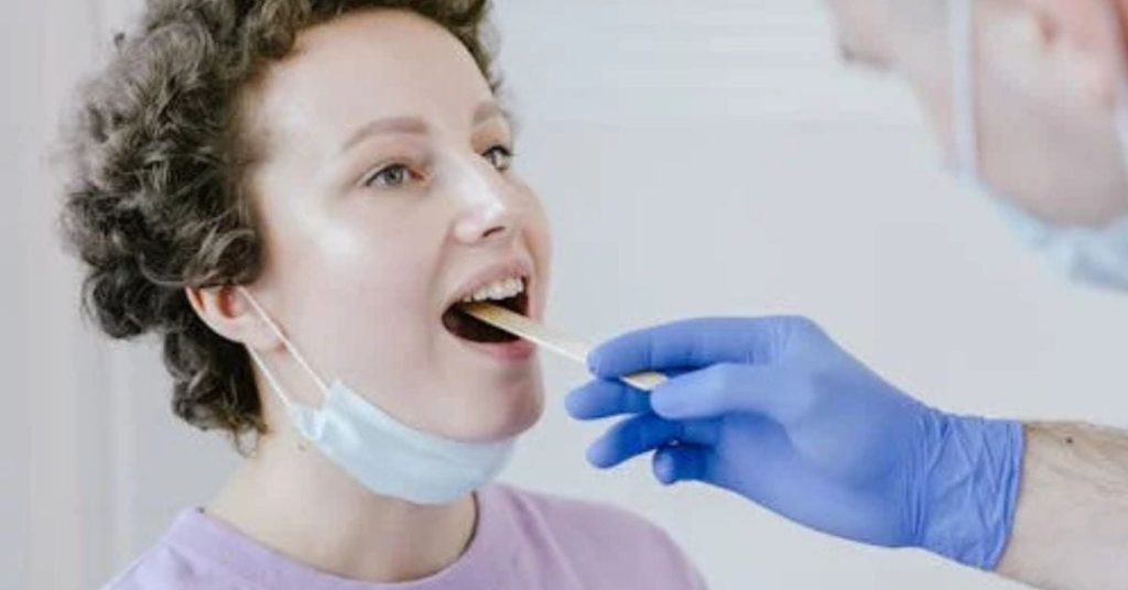 Paciente realiza exame bucal para detectar presença de bactéria benigna