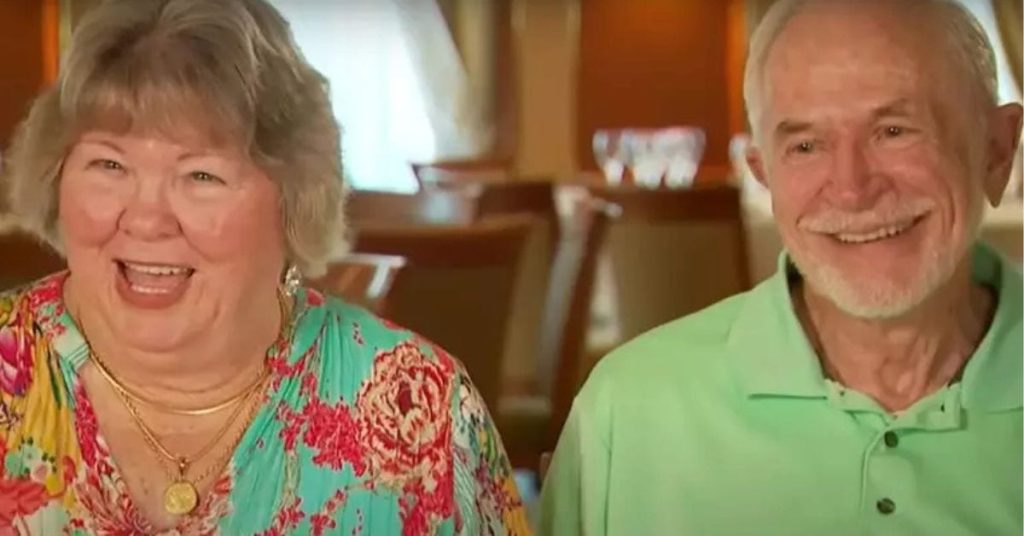 Casal de idosos sorridente aproveita a aposentadoria viajando em cruzeiros