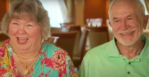 Casal de idosos sorridente aproveita a aposentadoria viajando em cruzeiros