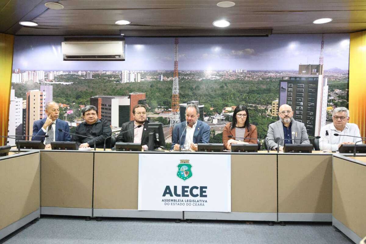 Reunião técnica sobre letramento digital na Assembleia Legislativa do Ceará com participação do secretário Alexandre Cialdini e deputado Acrísio Sena, maio de 2025.