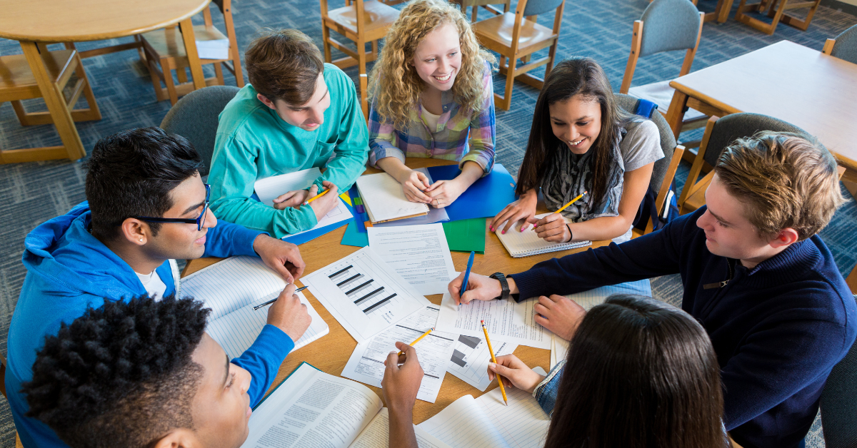 Grupo de estudantes diversos estudando juntos para o ENEM 2025.