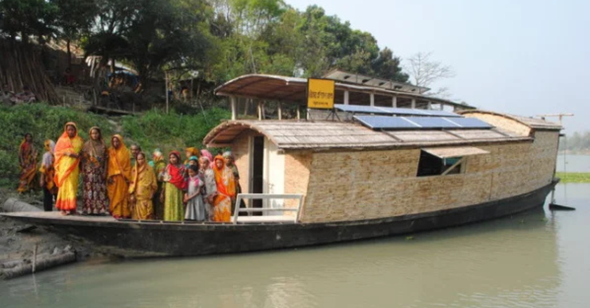 Mulheres participam de uma aula sobre agricultura sustentável em uma escola flutuante administrada pela Shidhulai Swanirvar Sangstha, em Bangladesh.