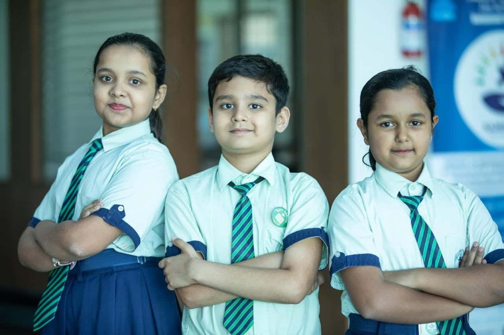 Estudantes uniformizados da maior escola do mundo, a City Montessori School, localizada na Índia.