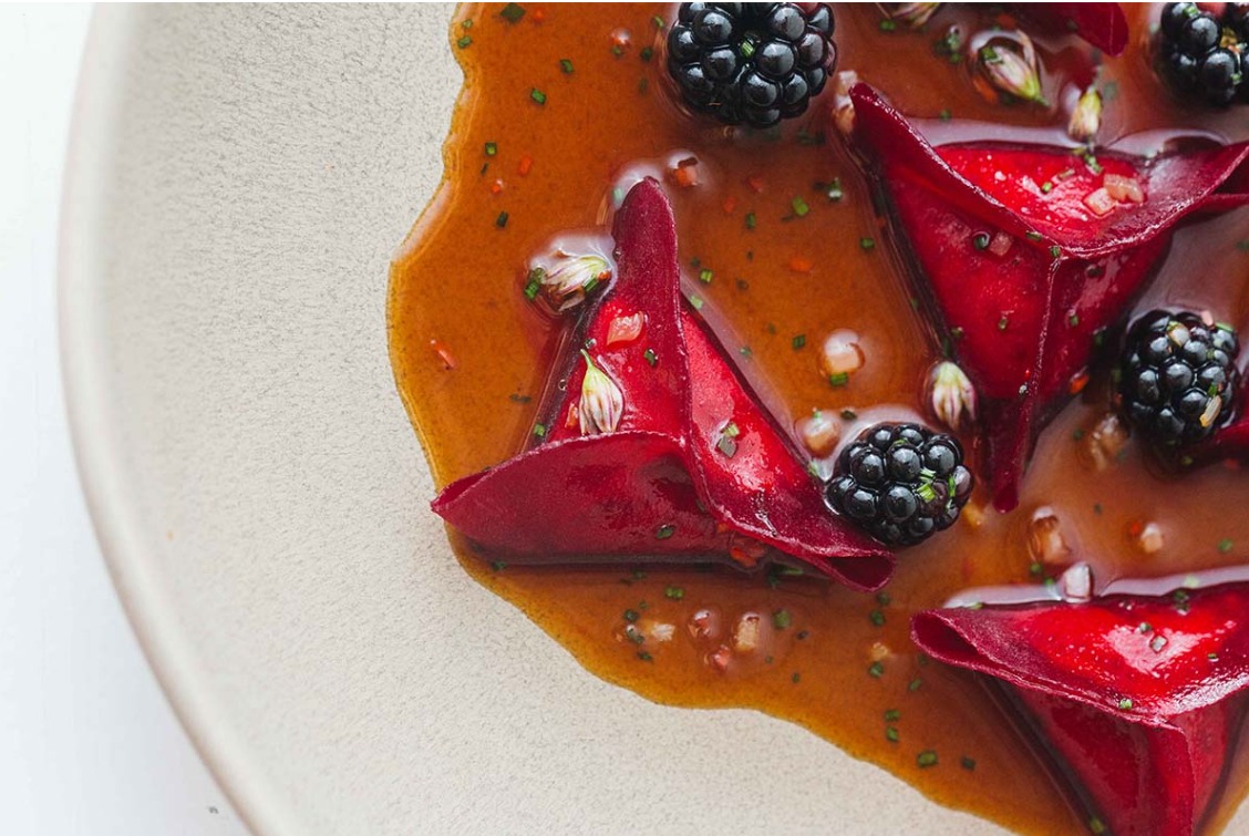 Prato sofisticado servido no restaurante Maní, da chef Helena Rizzo, com ingredientes frescos e apresentação impecável.